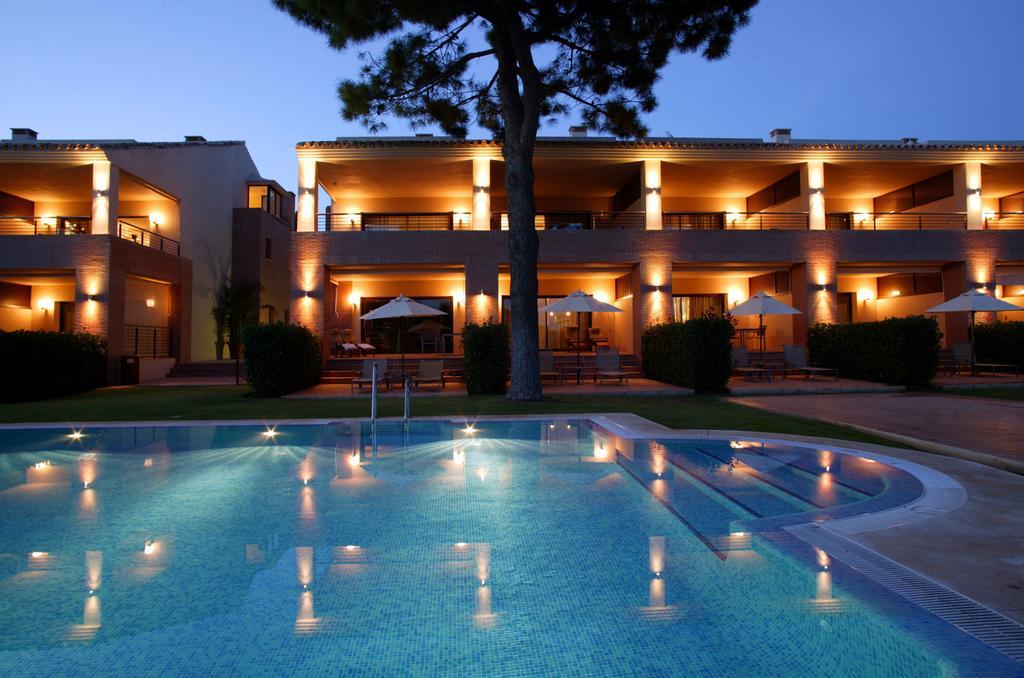 Don Carlos Marbella Exteriér fotografie The hotel at night
