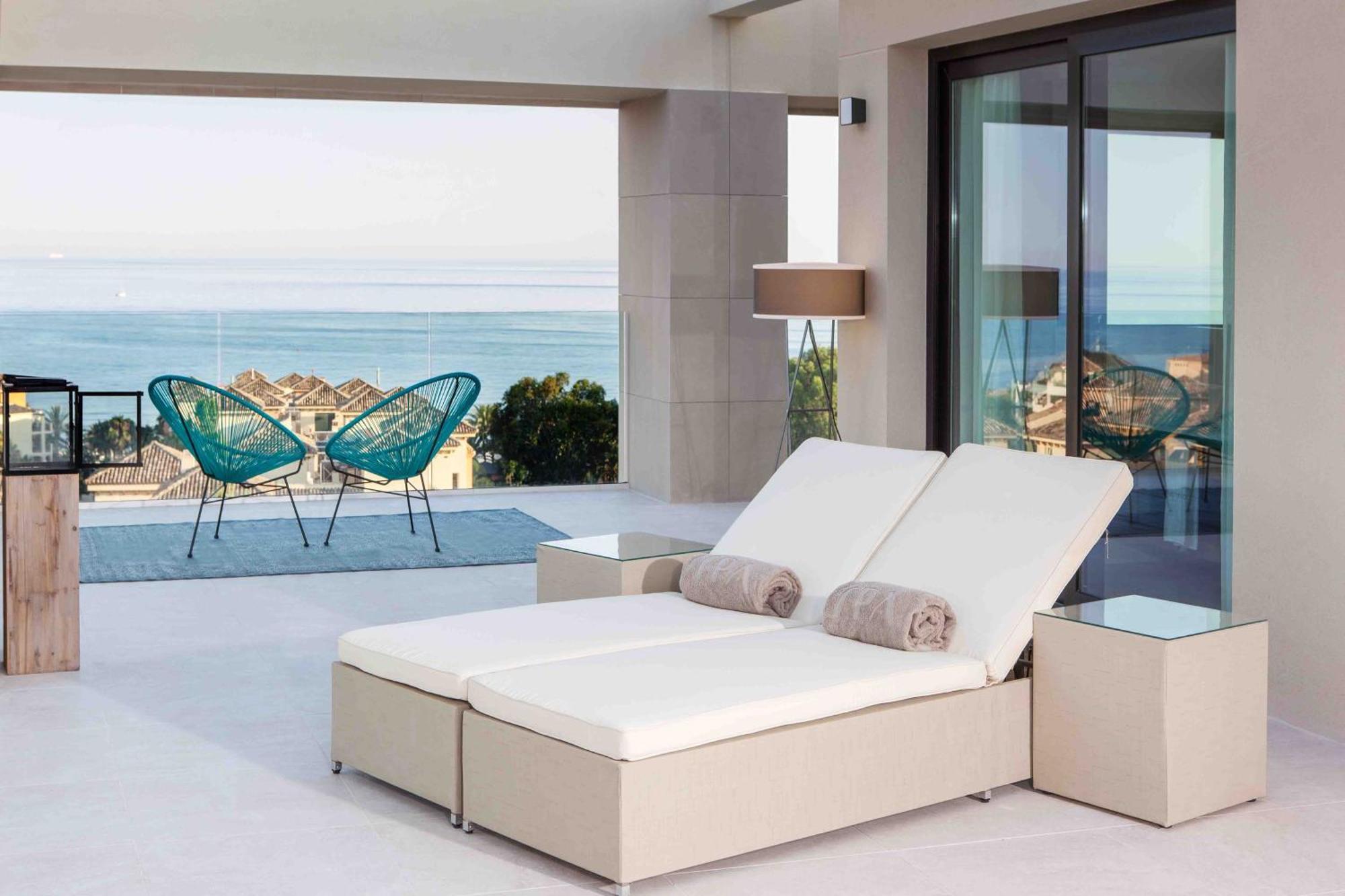 Don Carlos Marbella Exteriér fotografie A modern chaise longue