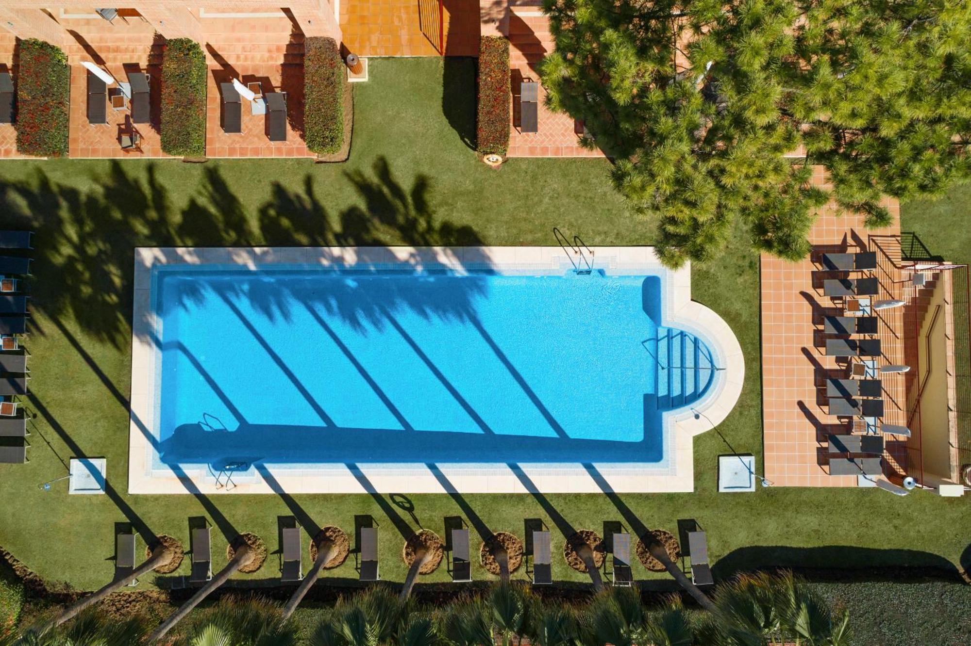 Don Carlos Marbella Exteriér fotografie Aerial view of a swimming pool