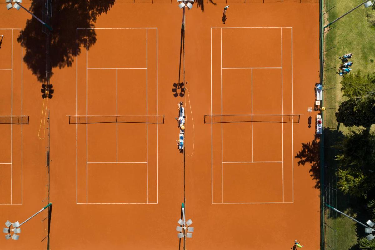 Don Carlos Marbella Exteriér fotografie Tennis courts at the club