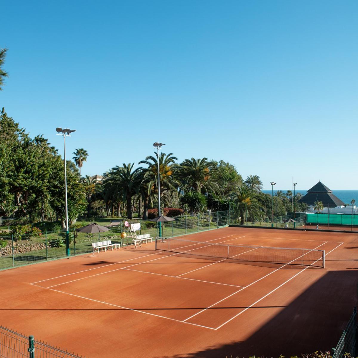 Don Carlos Marbella Exteriér fotografie Tennis courts at the club