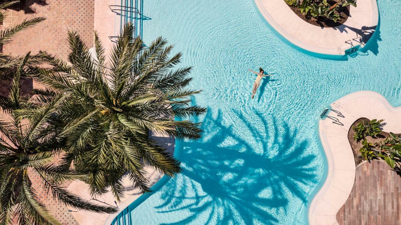 Don Carlos Marbella Exteriér fotografie Aerial view of the pool at the Atlantis Paradise Island