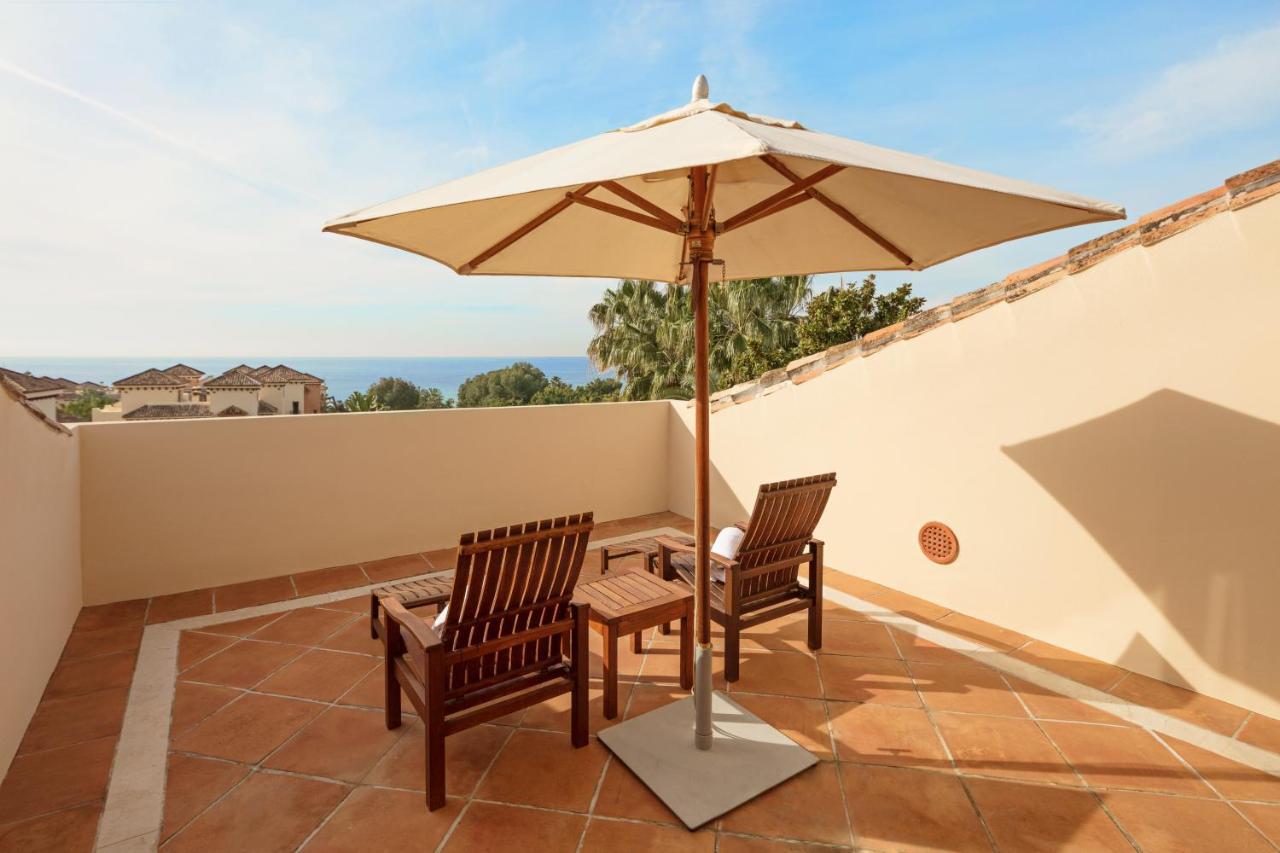 Don Carlos Marbella Exteriér fotografie A patio umbrella